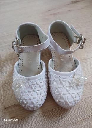 Праздничные белые туфли на девочку1 фото