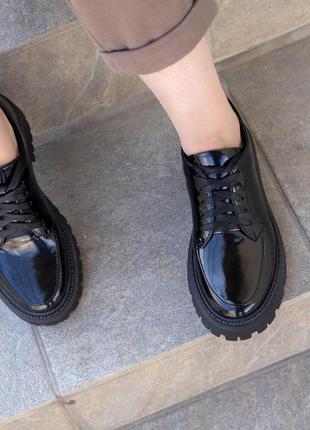 Женские черные лаковые туфли со шнурком6 фото