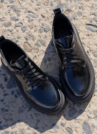 Женские черные лаковые туфли со шнурком8 фото