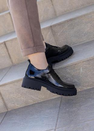 Женские черные лаковые туфли со шнурком