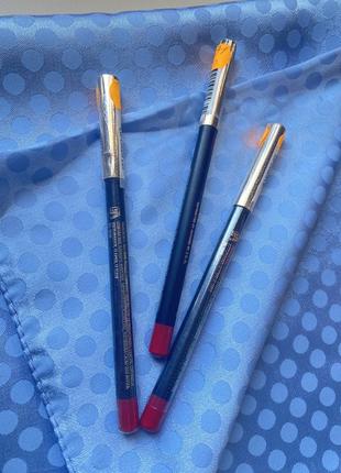 Карандаш для губ красного цвета