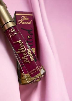 Стійка яскрава рожева матова помада hot mess too faced оригінал!