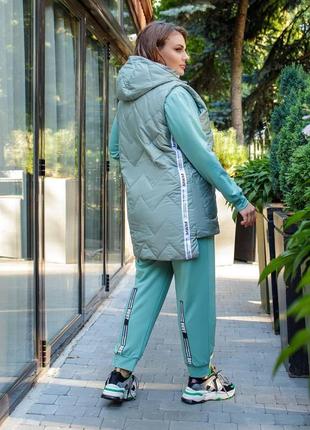 Женская жилетка с накладными карманами оливкового цвета р.48/50 3227119 фото