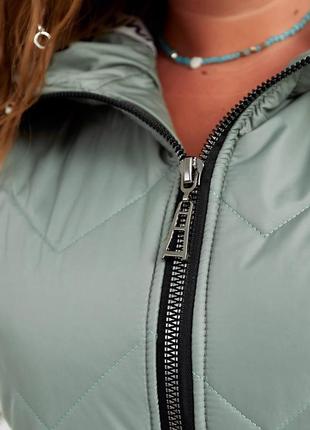 Женская жилетка с накладными карманами оливкового цвета р.48/50 3227115 фото