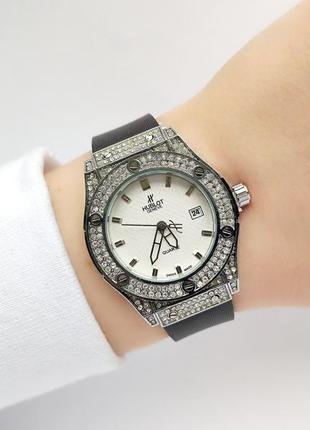 Жіночий наручний годинник сріблястого кольору на каучуковому ремінці2 фото