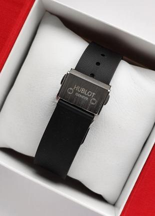 Серебристые женские часы с черным циферблатом, на каучуковом ремешке