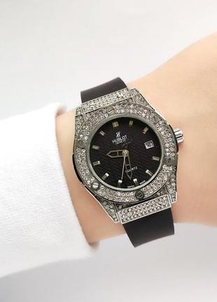 Серебристые женские часы с черным циферблатом, на каучуковом ремешке2 фото