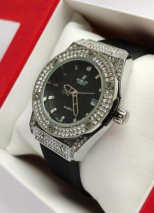 Серебристые женские часы с черным циферблатом, на каучуковом ремешке