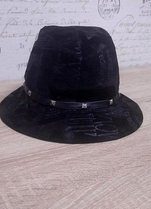 Очень стильная черная шляпа1 фото
