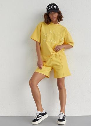 Трикотажний жіночий костюм із шортами та футболкою з вишивкою — жовтий колір, s (є розміри)