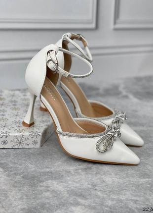 Шикарные белые женские туфли с бантиком