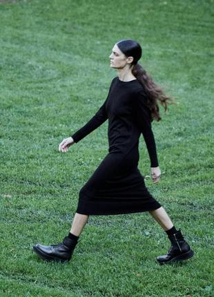 Чорна трикотажна сукня міді від zara3 фото