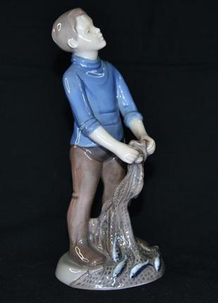Фігурка bing&amp;grondahl, хлопчик із рибою і рибальською мережею.