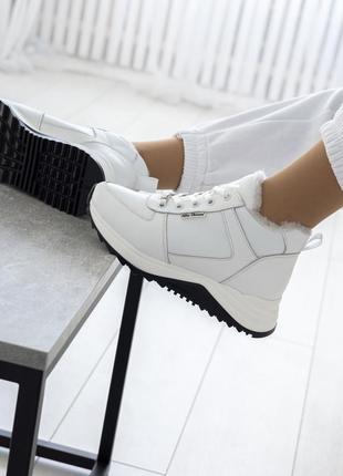 Белые зимние женские кроссовки из натуральной кожи3 фото