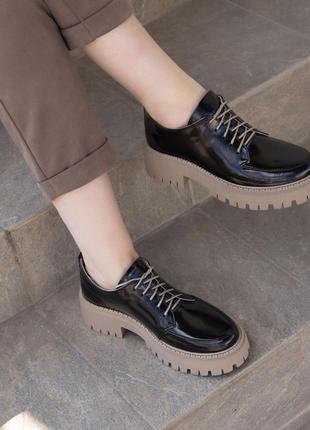 Женские черные лаковые туфли со шнурком на бежевой подошве размеры 36-417 фото