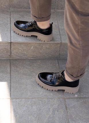 Женские черные лаковые туфли со шнурком на бежевой подошве размеры 36-418 фото