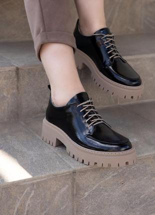 Женские черные лаковые туфли со шнурком на бежевой подошве размеры 36-413 фото
