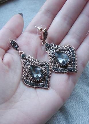 Шикарні сережки з чорним димчастим камінням довгі висячі золотисті сережки у східному стилі.2 фото