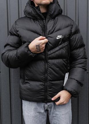 Чоловіча куртка чорна nike з капюшоном утеплена з карманами1 фото