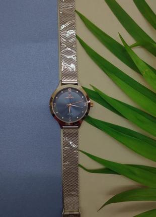 Годинник з сріблястим ремінцем та синім циферблатом3 фото