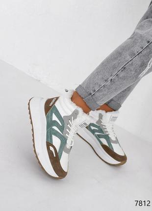 Стильні зимові жіночі різнокольорові кросівки/хайтопи на високій підошві з еко хутром на зиму