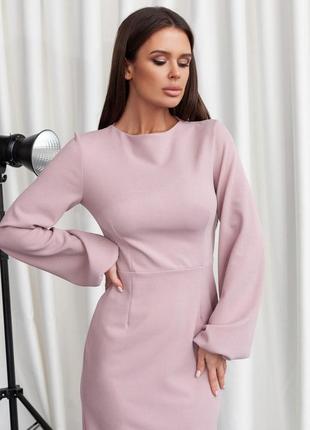 Светло-розовое облегающее платье миди длины4 фото