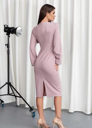 Светло-розовое облегающее платье миди длины3 фото
