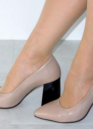 Бежевые кожаные туфли на устойчивом каблуке женские7 фото