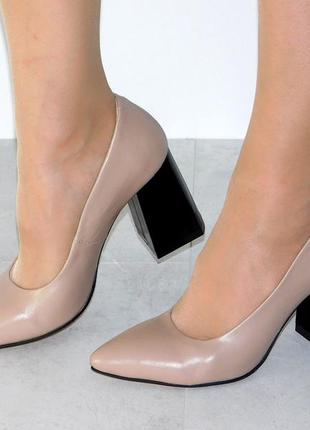 Бежевые кожаные туфли на устойчивом каблуке женские3 фото