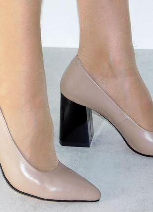 Бежевые кожаные туфли на устойчивом каблуке женские8 фото