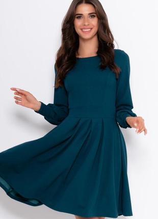 Зеленое классическое платье с длинными рукавами