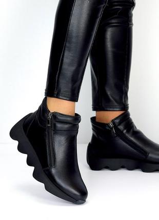 Женские качественные кожаные ботинки на крутой подошве зимние
