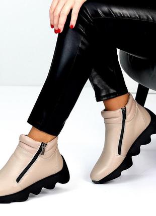Ботинки для девушек на стильной подошве удобные теплые внутри шерсть цвета бежа зимняя модель