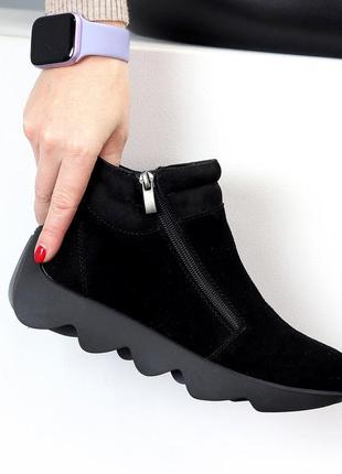 Оригінальні повсякденні жіночі черевики невисокі теплі в натуральні замші чорного кольору на модній підошві5 фото