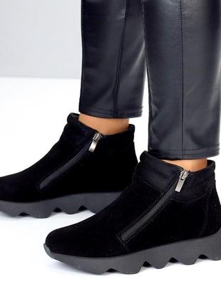 Оригінальні повсякденні жіночі черевики невисокі теплі в натуральні замші чорного кольору на модній підошві1 фото