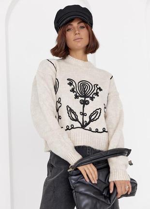 Жіночий бежевий светр із аплікацією1 фото