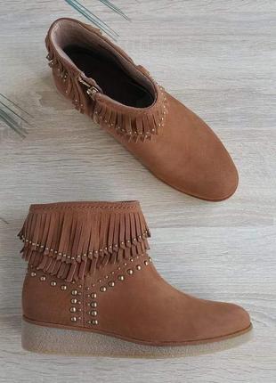 Кожаные нубуковые угги ugg ariane

🇺🇲 демисезонные / осенние / весенние женские ботинки на низком ходу с бахромой в этностиле 37 размер8 фото