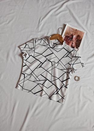 Чёрно-белый топ в графический принт