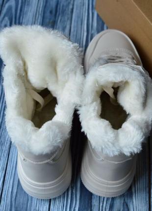 Стильные молочные зимние женские высокие кроссовки, бежевые хайтопы на массивной подошве кожаные с мехом7 фото