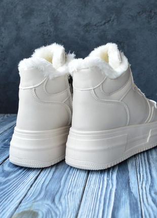 Стильные молочные зимние женские высокие кроссовки, бежевые хайтопы на массивной подошве кожаные с мехом5 фото