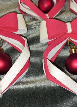 Новогодняя игрушка на елку с шариком красная