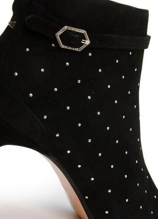 Замшеві чобітки ted baker curvad suede stud detail boots in black5 фото