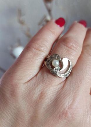 Серебряная кольца с золотой вставкой, украшена фианитами и жемчужиной