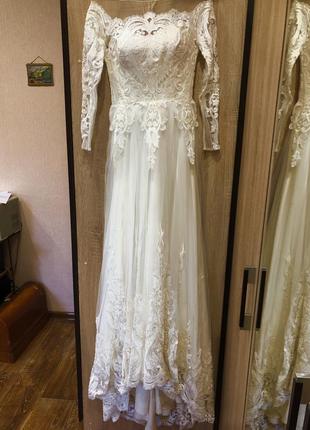 Шикарное платье свадебное со шлейфом
