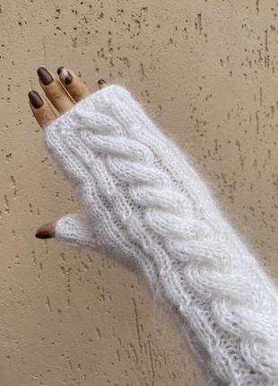 Вязаные перчатки белые шарфик ручная работа шапочка белая пушистая перчатки женские пушистые белые молочные метенки без пальцев9 фото