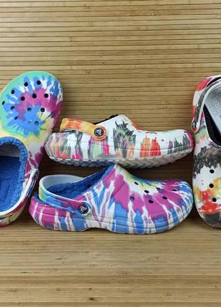 Утепленные кроксы crocs classic lined tie dye clog размеры от 37 по 48