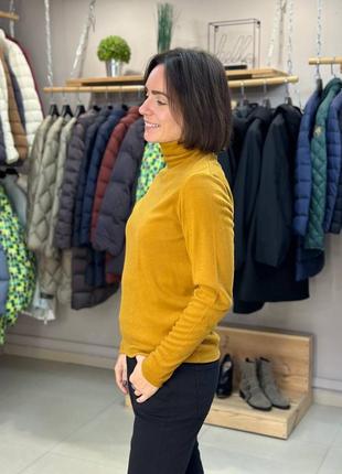 Гольф uniqlo горчичный флисовый heattech