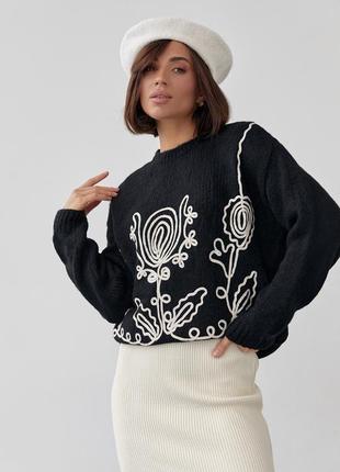 В'язаний жіночий светр з аплікацією