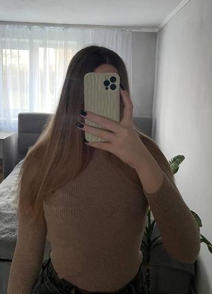 Жіночий гольф (водолазка) бежевого кольору з коміром-стійкою у рубчик4 фото