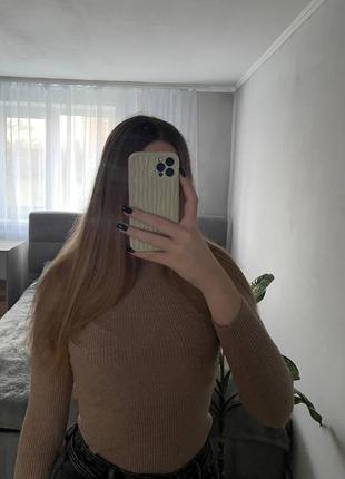 Жіночий гольф (водолазка) бежевого кольору з коміром-стійкою у рубчик5 фото